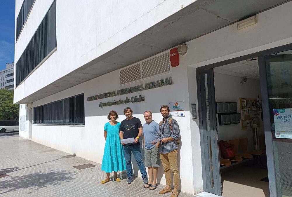 Fundación Esperanza fortalece en el IES Cornelio Balbo y el Centro de Mayores Hermanas Mirabal de Cádiz el proyecto ‘Conectando generaciones en la era digital’