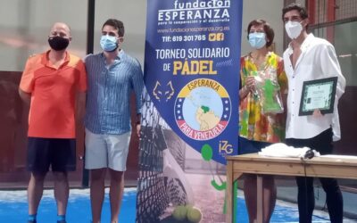 Juan Lebrón, portuense número 1 del Pádel Mundial y Patrono Honorífico de Fundación Esperanza, entrega los premios del Torneo ‘Esperanza para Venezuela’