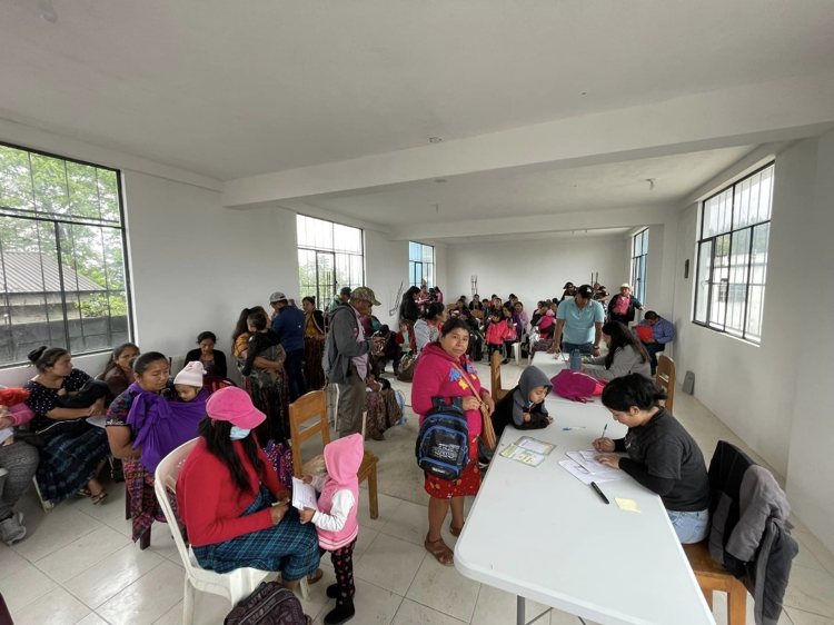 Jornada mensual de evaluación de niños con labio fisurado y paladar hendido en Cobán, Guatemala
