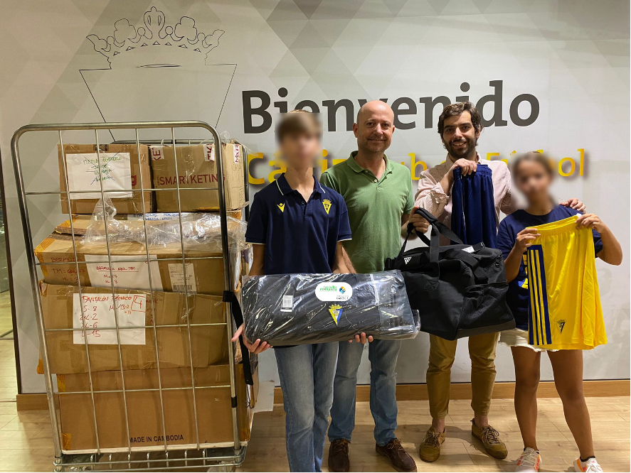 Fundación Esperanza recibe una generosa donación de equipamiento deportivo de la Fundación Cádiz CF